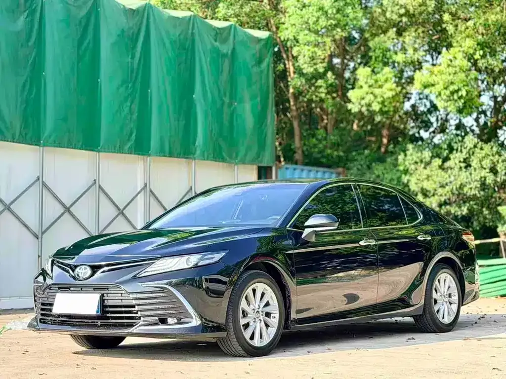 Toyota Camry — фото 1