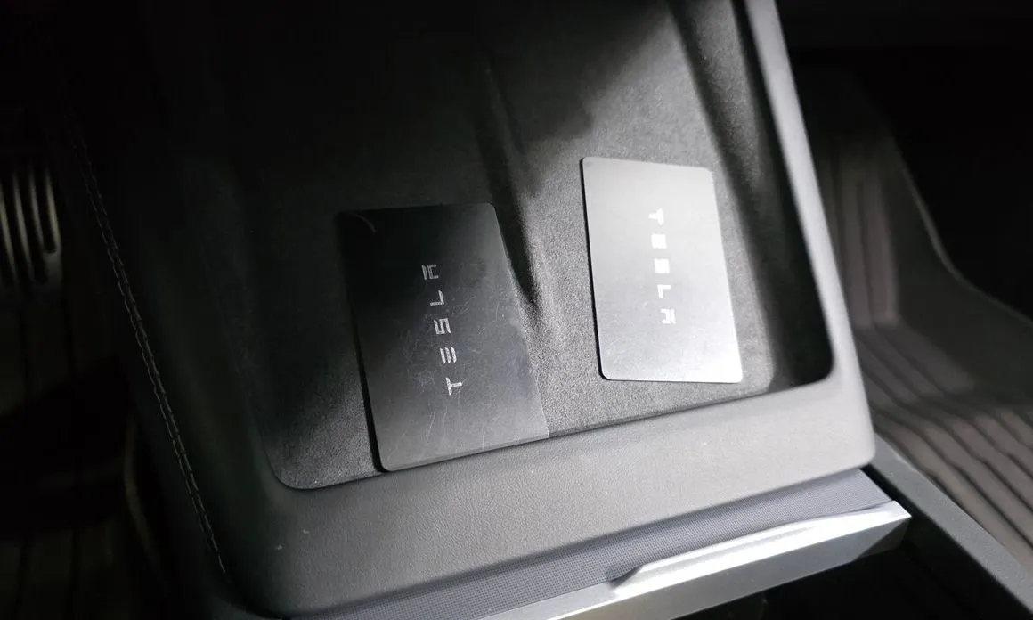 Tesla Model 3 — фото 8