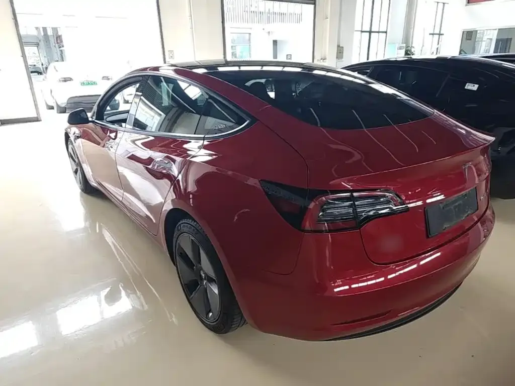 Tesla Model 3 — фото 9