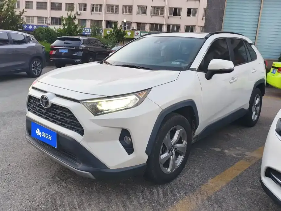 Toyota RAV4 — фото 1