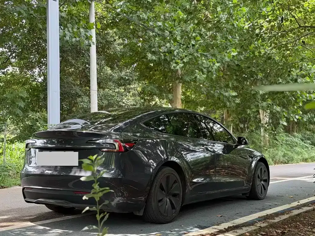 Tesla Model 3 — фото 9
