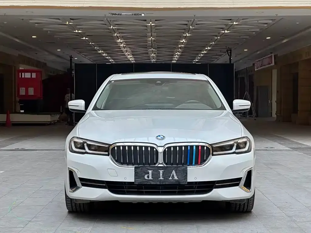 BMW 5 Series — фото 1