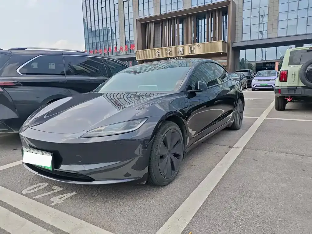Tesla Model 3 — фото 1