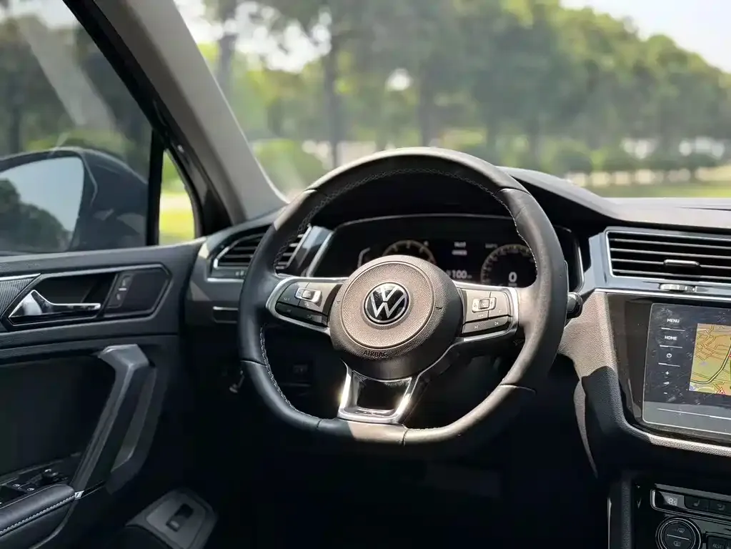 Volkswagen Tiguan L — фото 2