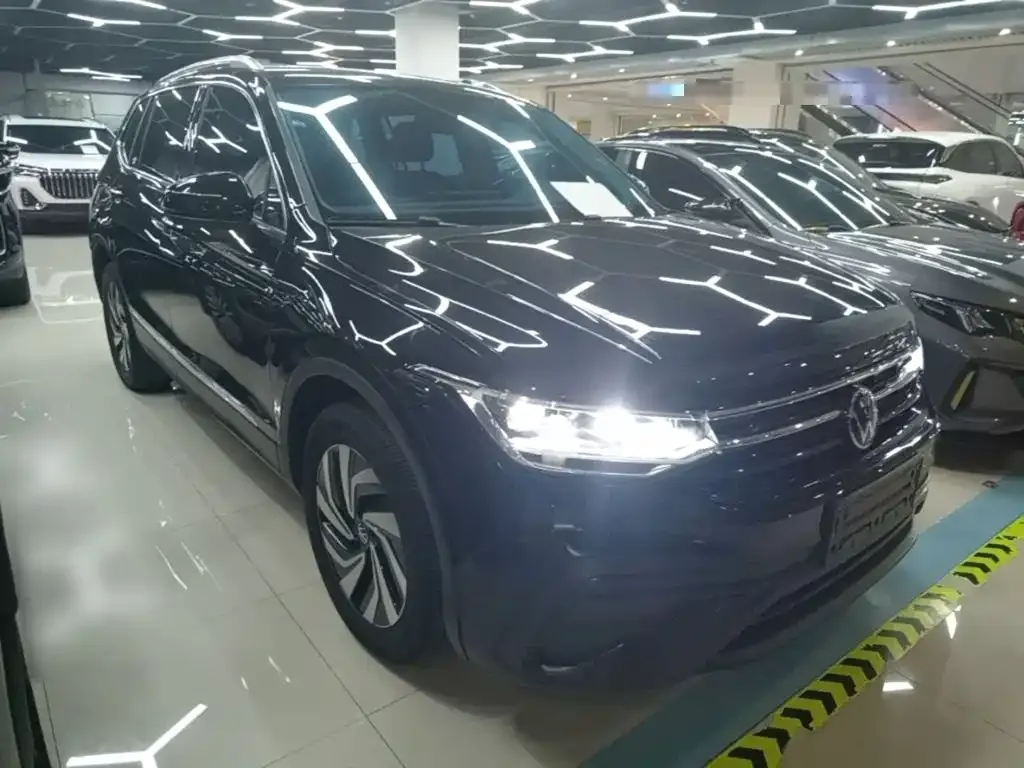 Volkswagen Tiguan L — фото 10