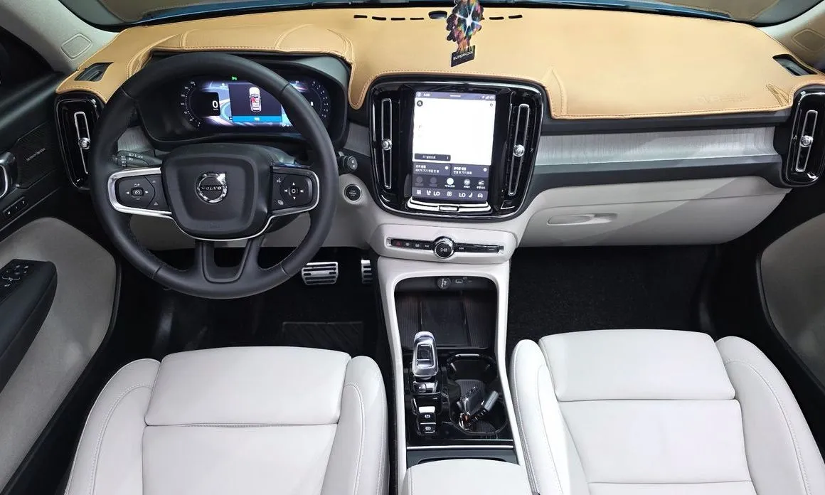 Volvo XC40 — фото 10