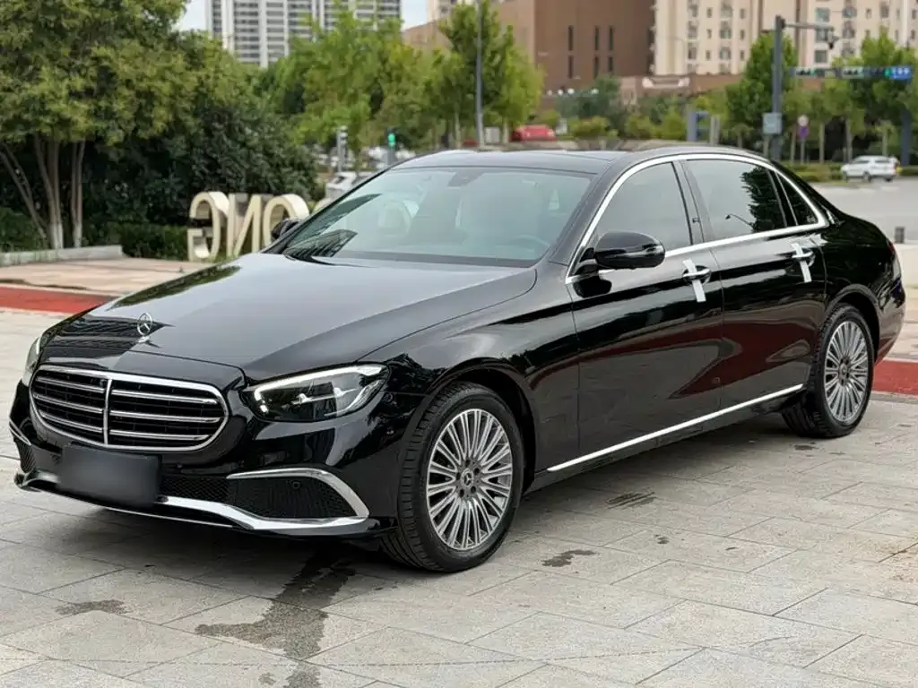 Mercedes-Benz E-Class — фото 1