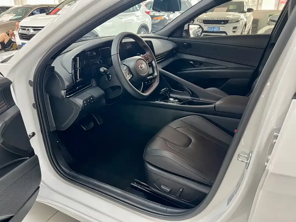 Hyundai Elantra — фото 6