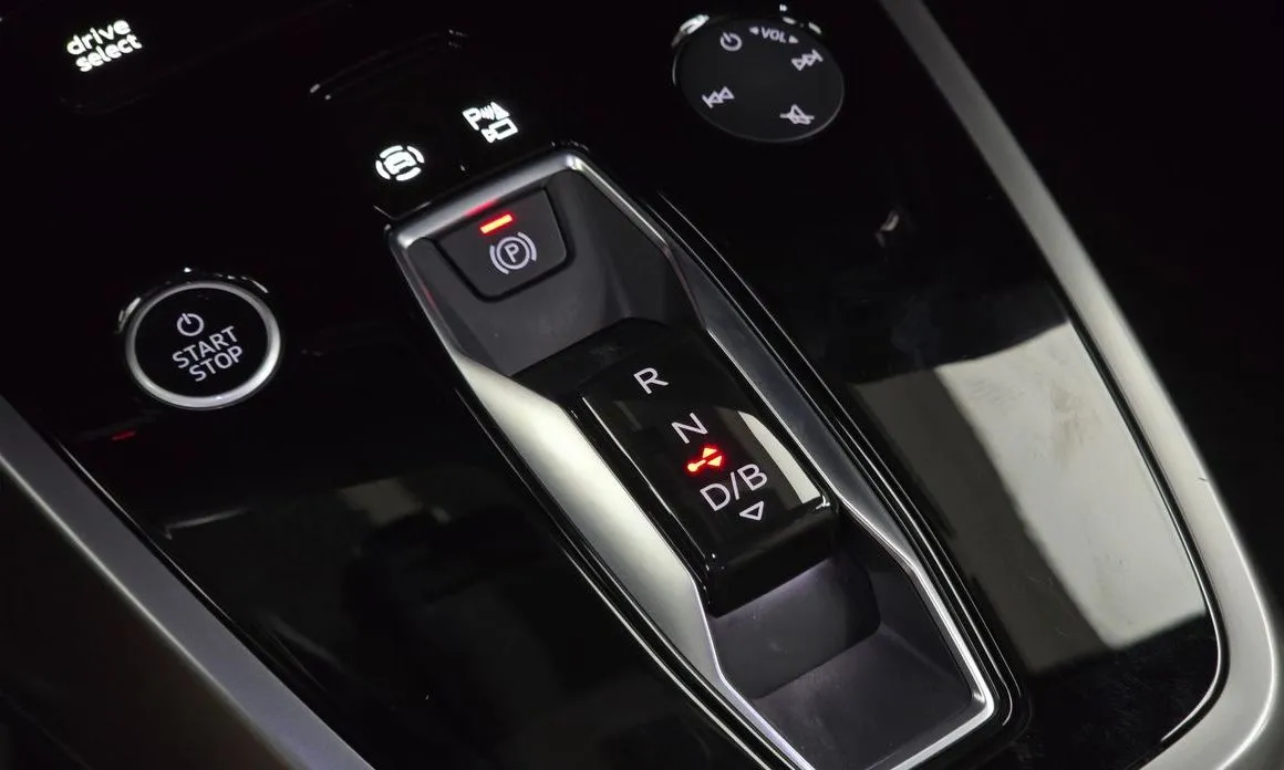 Audi Q4 e-tron — фото 2