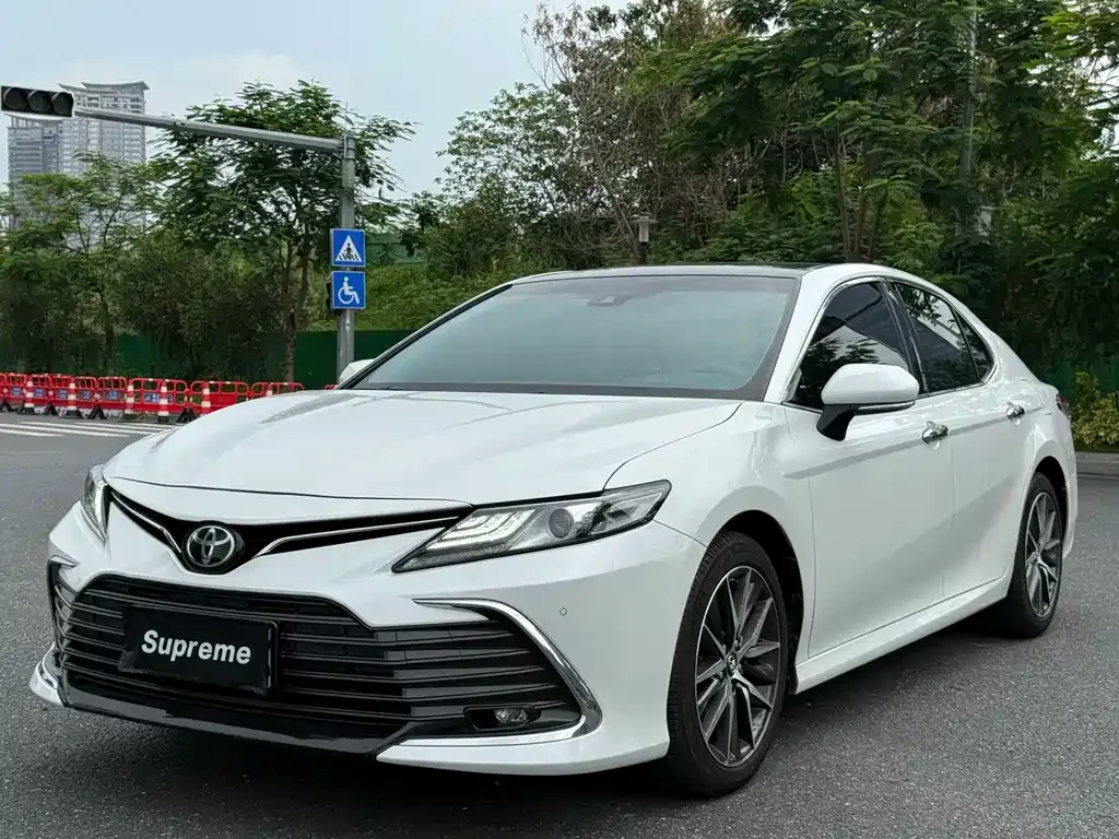 Toyota Camry — фото 1