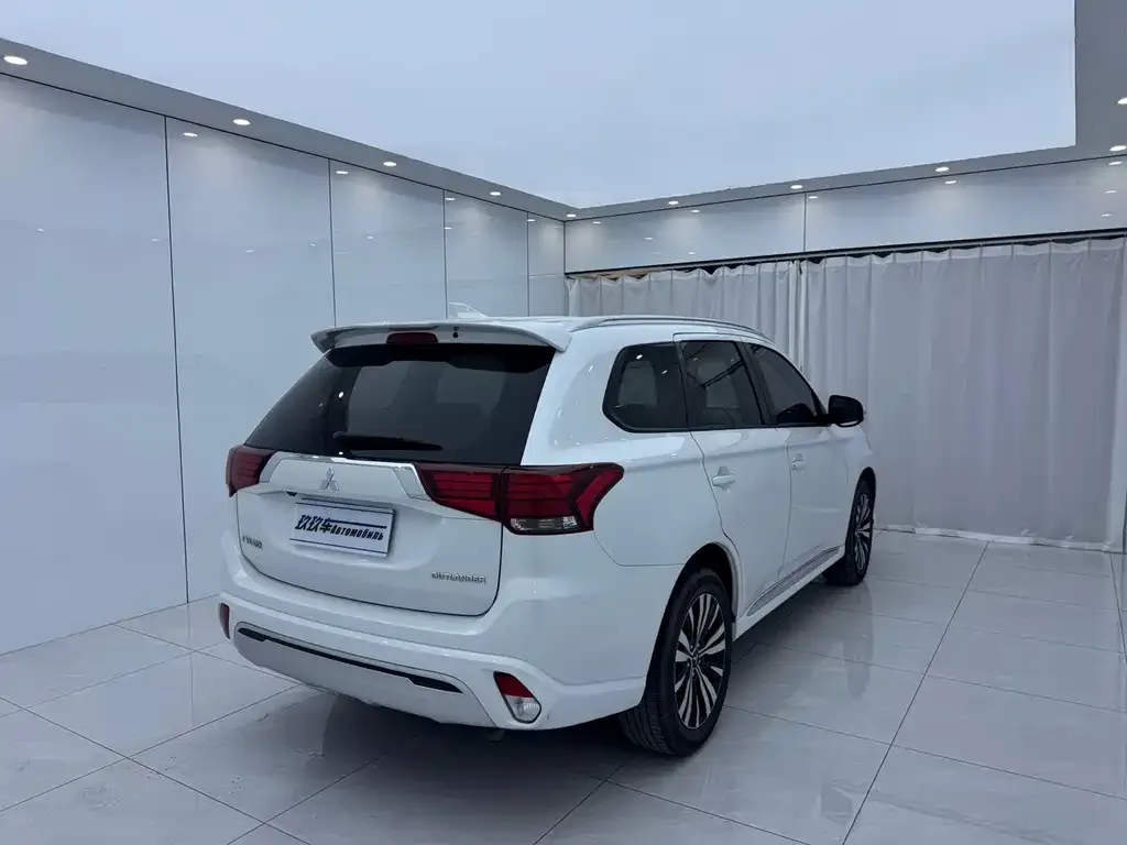 Mitsubishi Outlander — фото 5