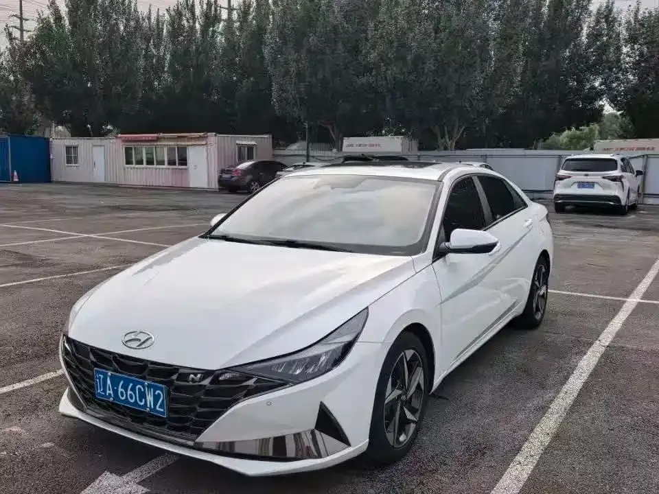 Hyundai Elantra — фото 1