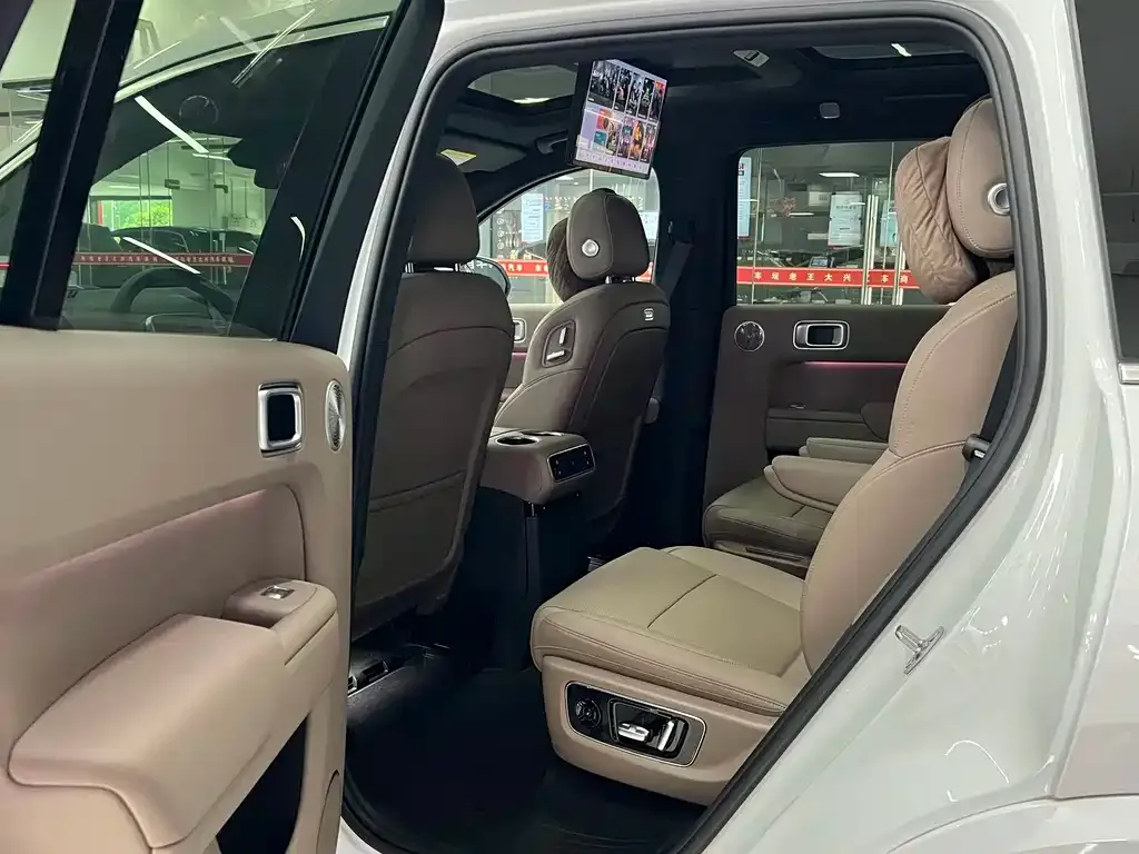 Li Auto L8 — фото 6