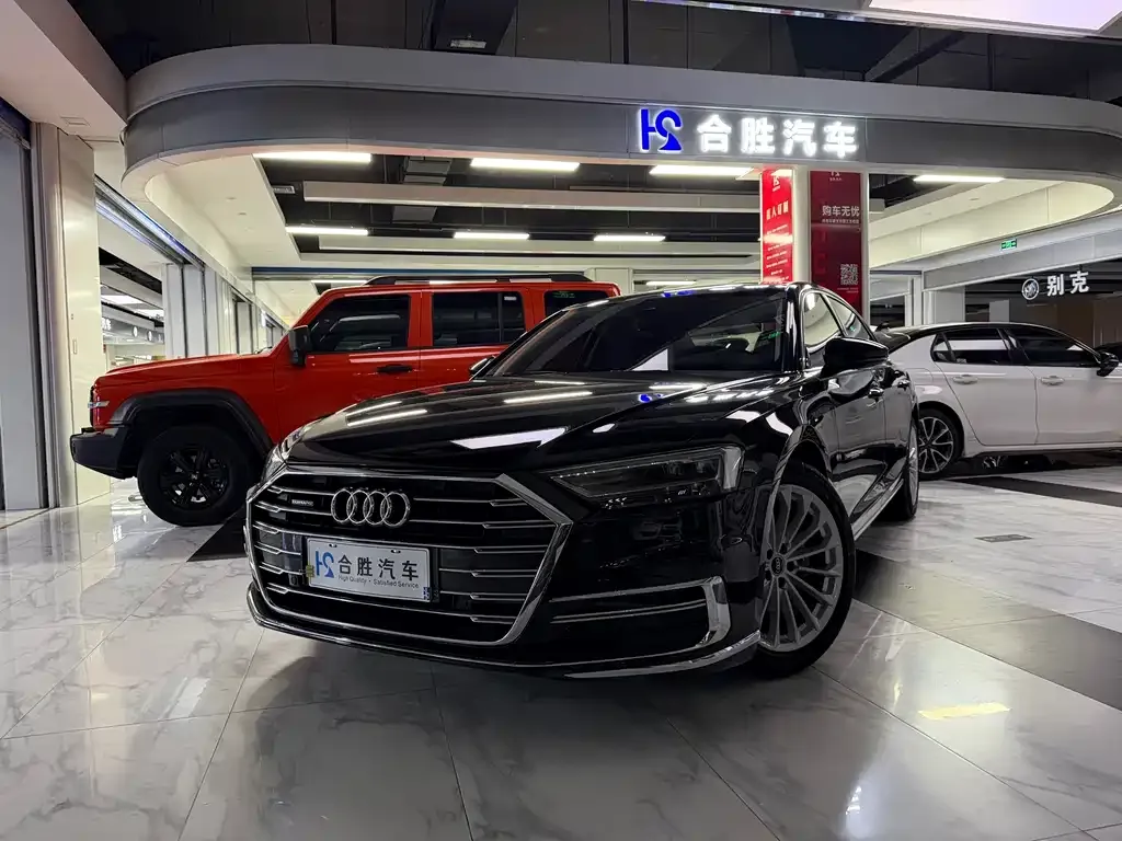 Audi A8 — фото 1