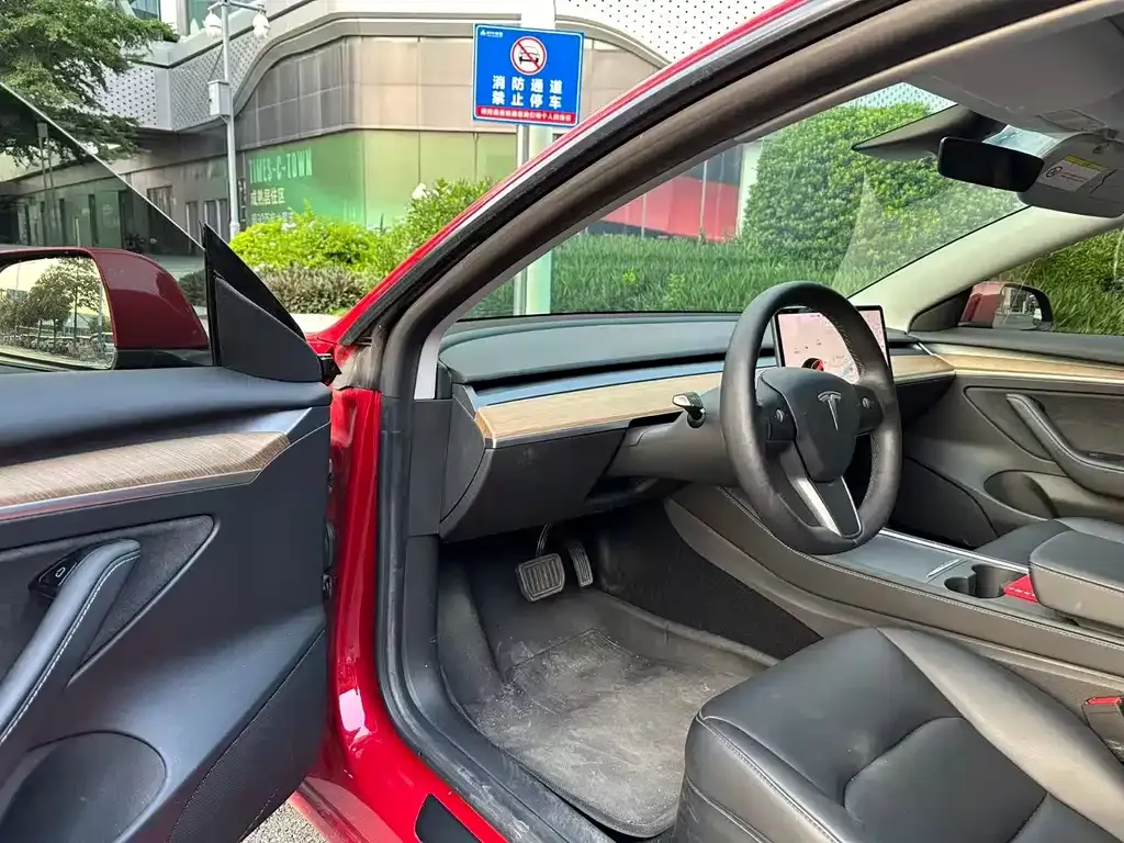 Tesla Model 3 — фото 4