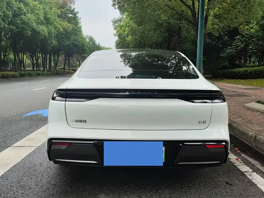 Geely Galaxy E8 — фото 8