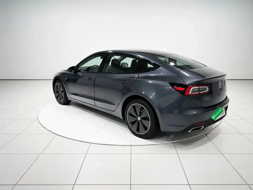 Tesla Model 3 — фото 9