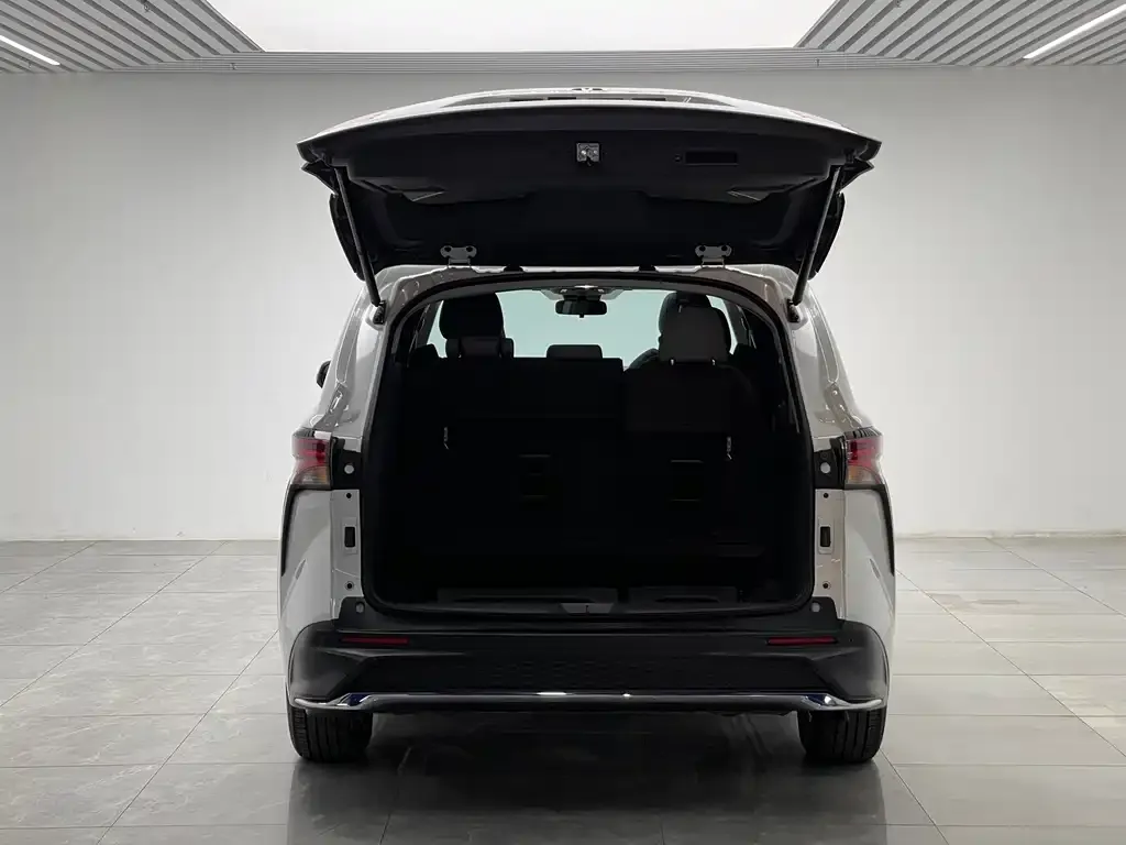 Toyota Granvia — фото 2