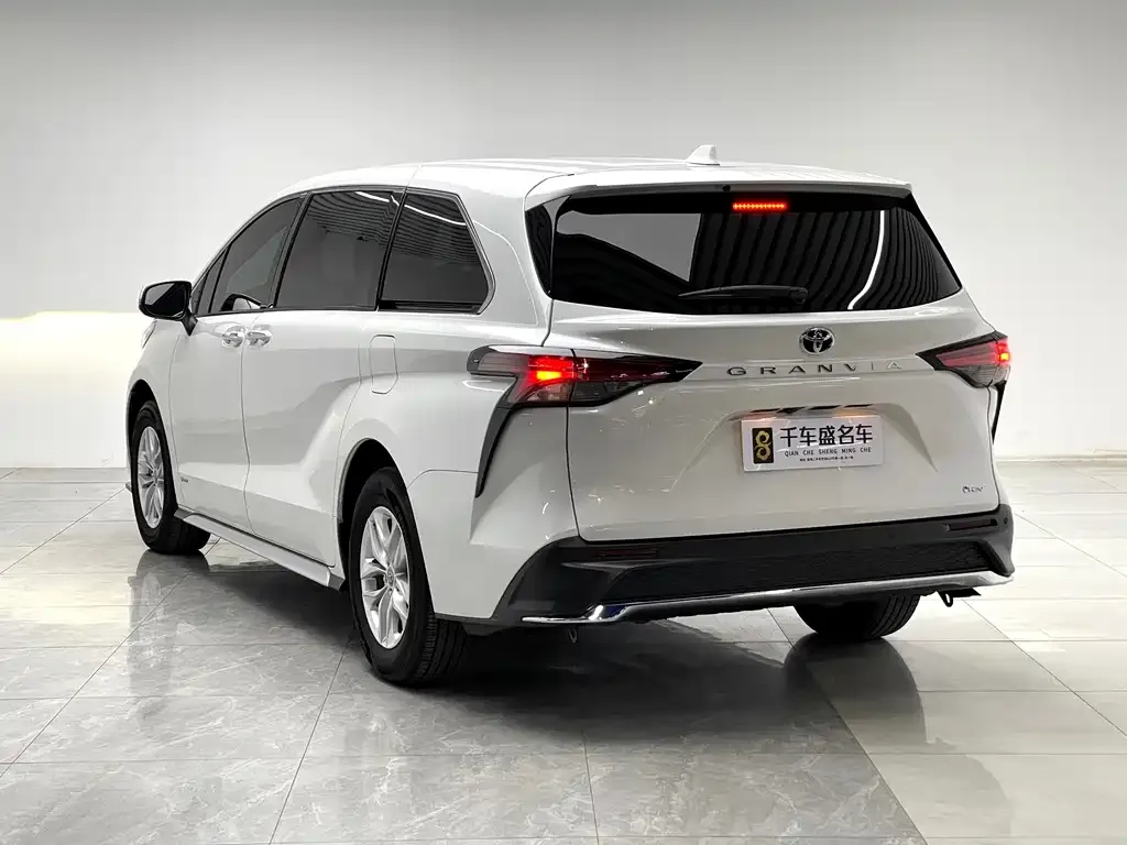 Toyota Granvia — фото 7