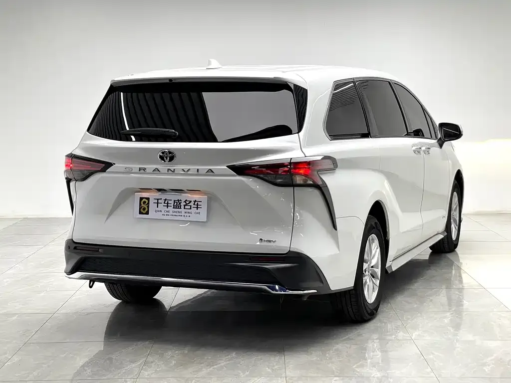 Toyota Granvia — фото 8