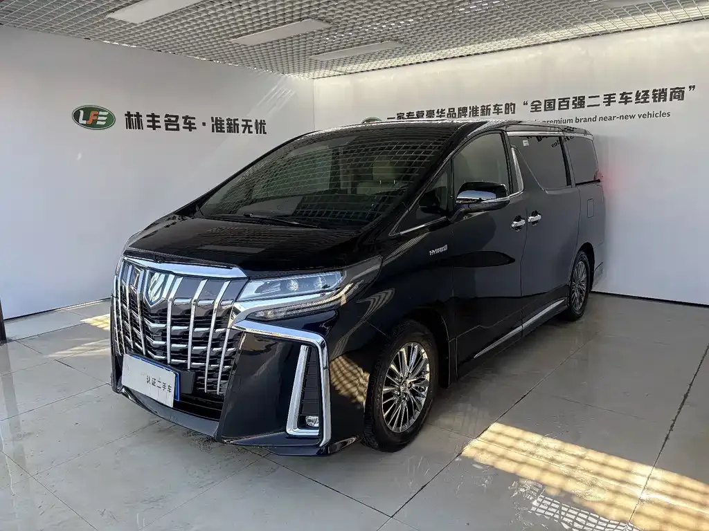Toyota Alphard — фото 1