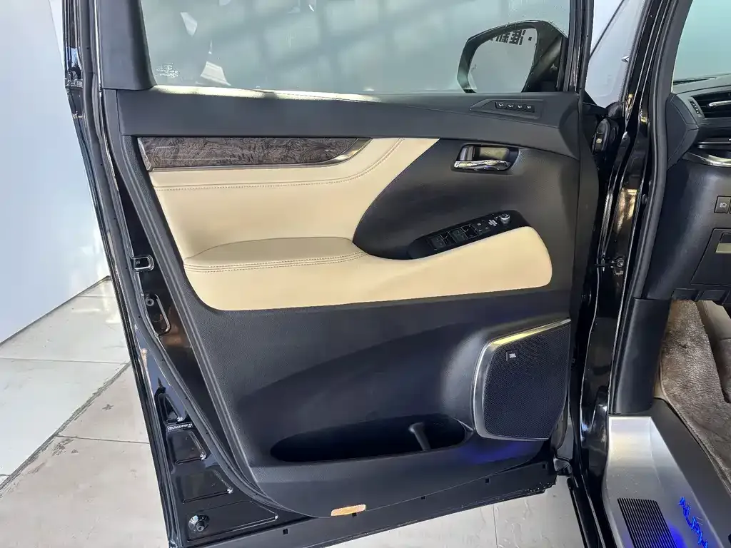 Toyota Alphard — фото 6