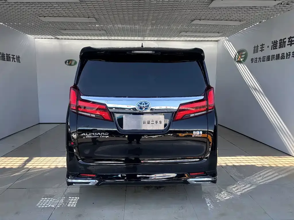 Toyota Alphard — фото 10