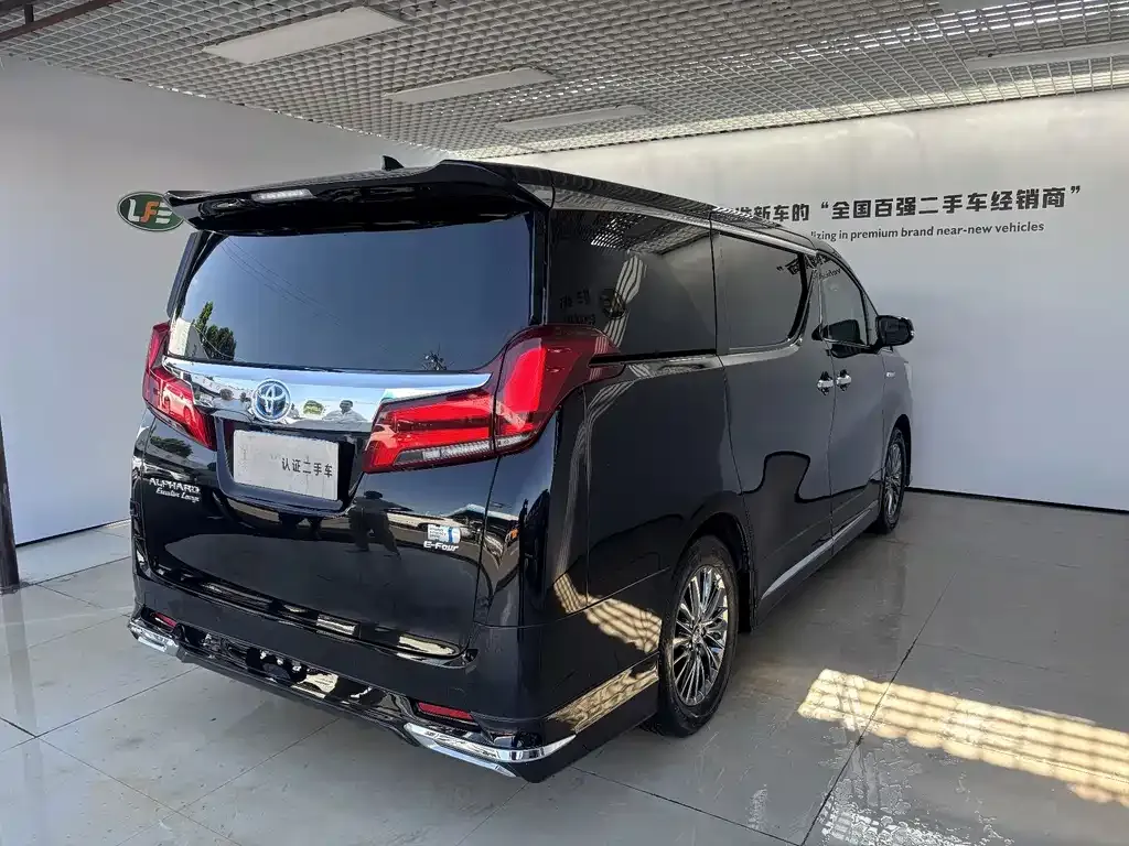 Toyota Alphard — фото 4