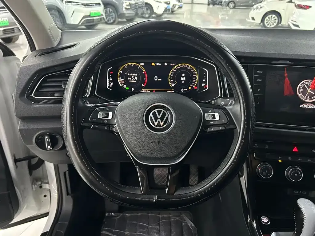 Volkswagen T-Roc — фото 4