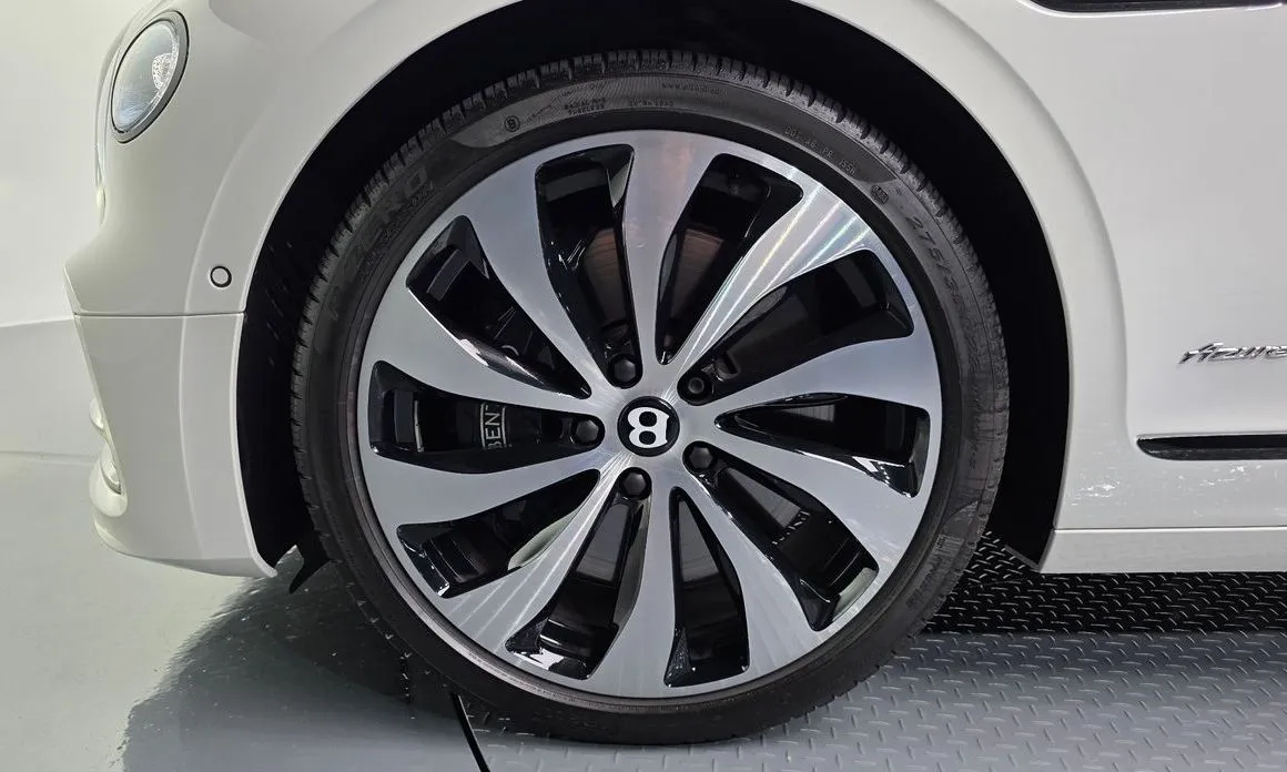 Bentley Flying Spur — фото 3