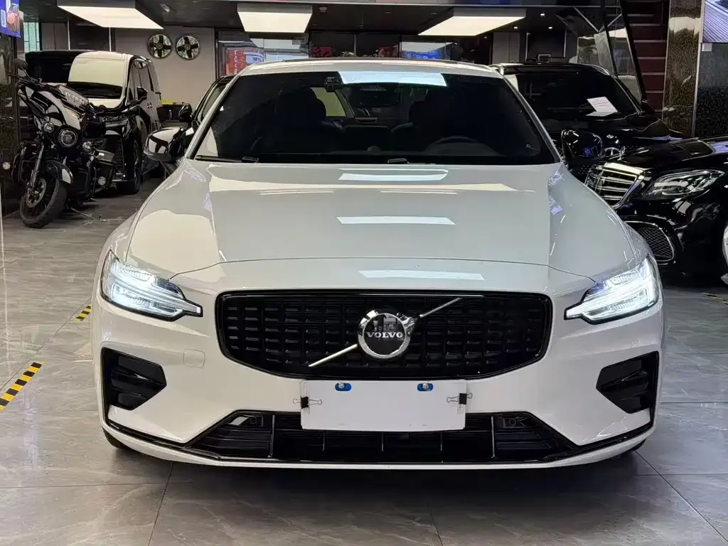 Volvo S60 — фото 1