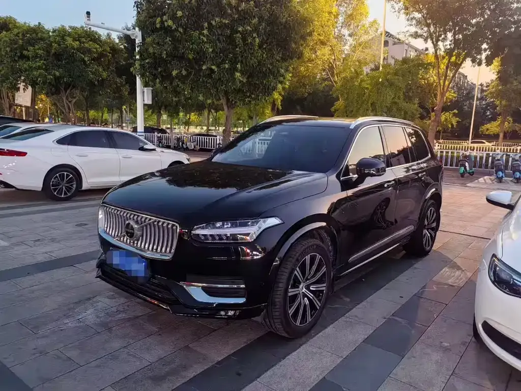 Volvo XC90 — фото 1