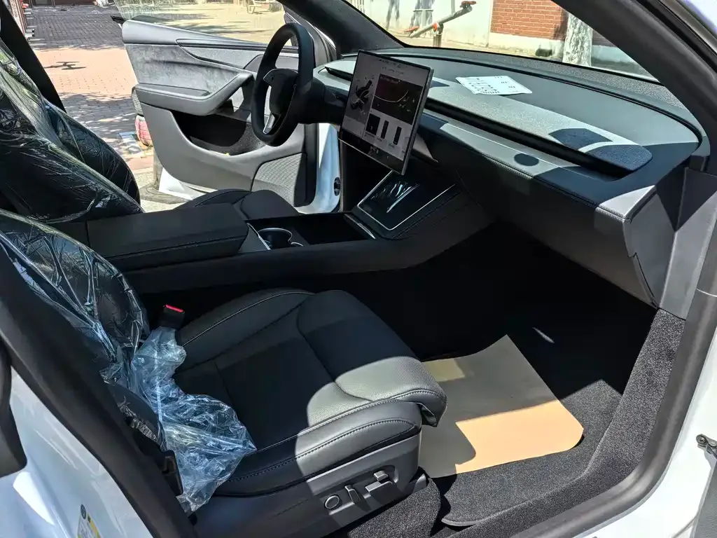 Tesla Model Y L — фото 3