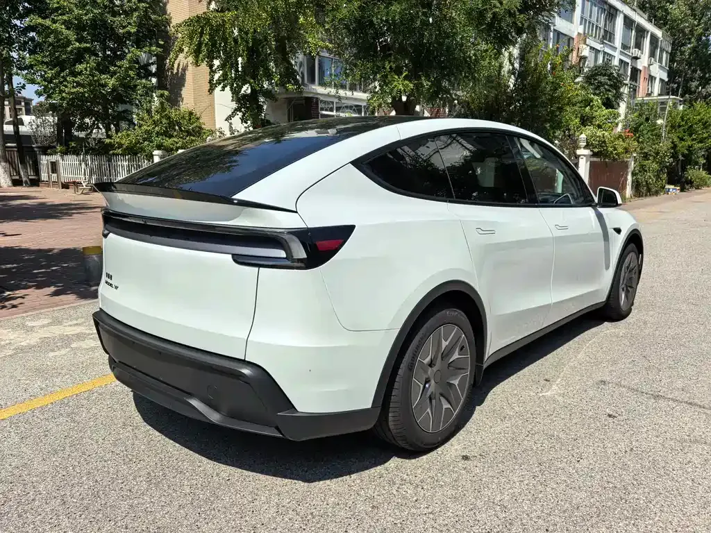 Tesla Model Y L — фото 8