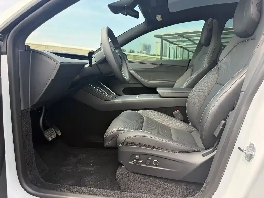 Tesla Model Y L — фото 7