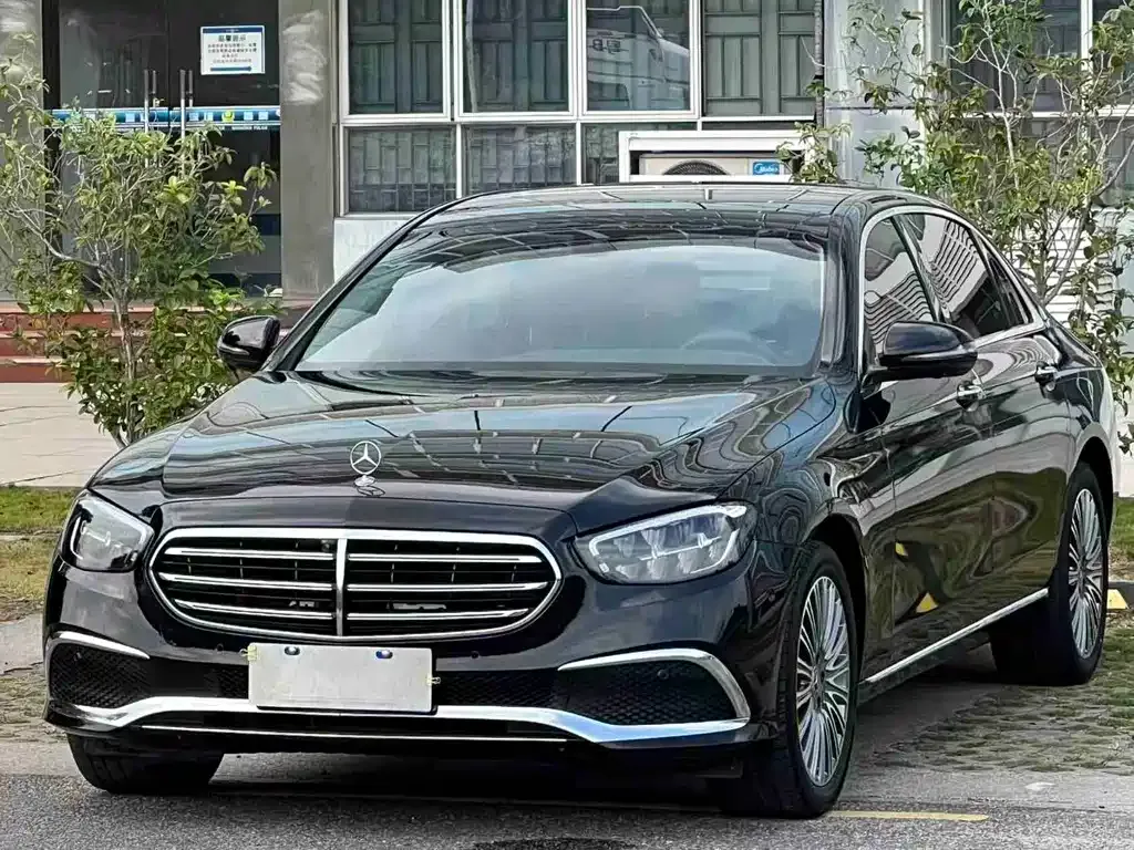 Mercedes-Benz E-Class — фото 1