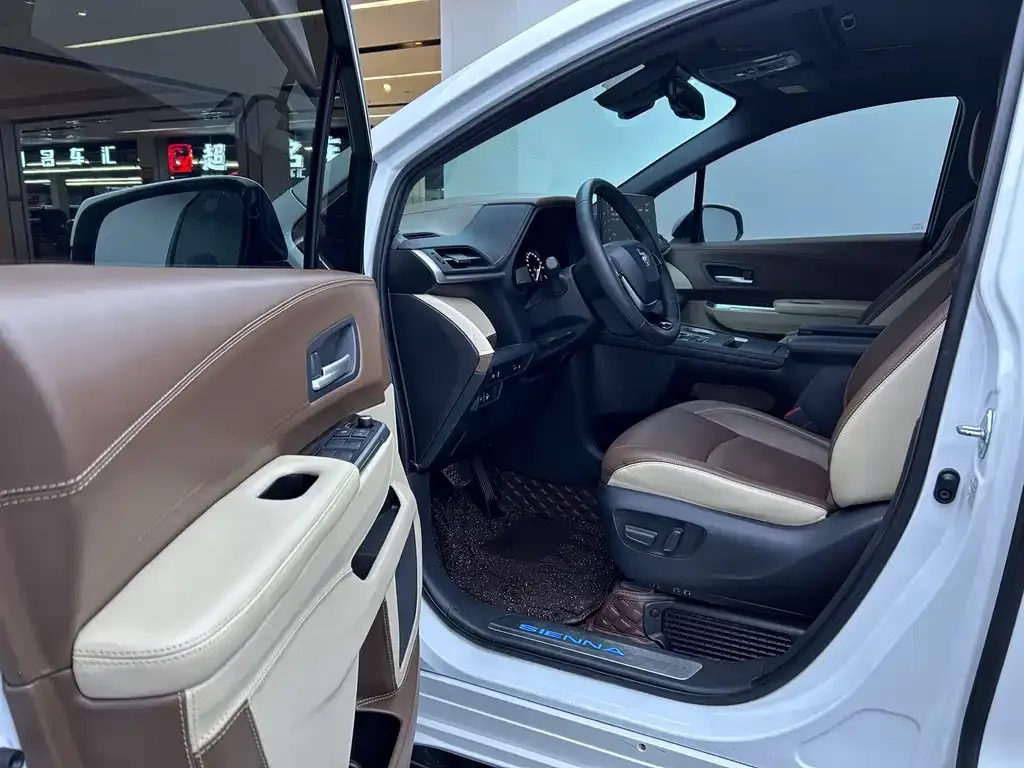 Toyota Sienna — фото 9