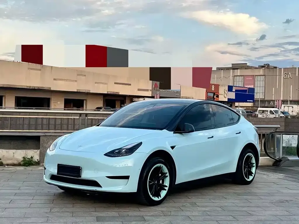 Tesla Model Y — фото 1