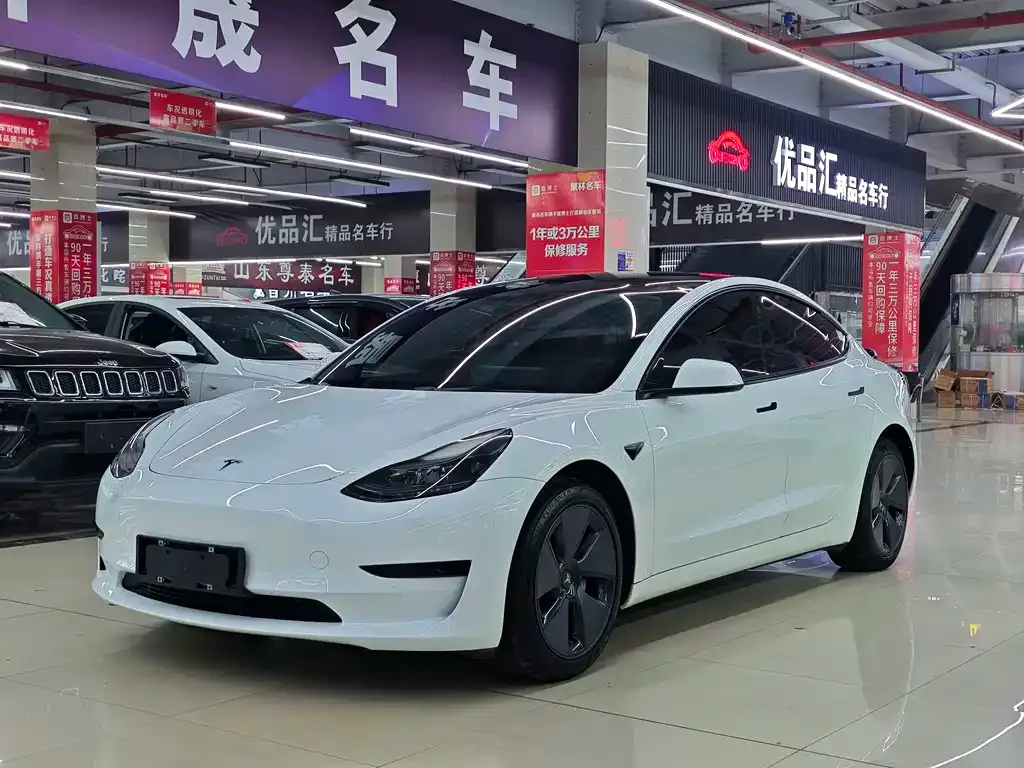 Tesla Model 3 — фото 1