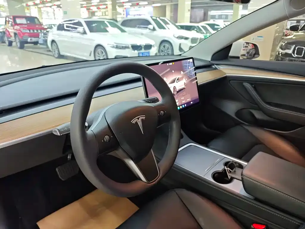 Tesla Model 3 — фото 10