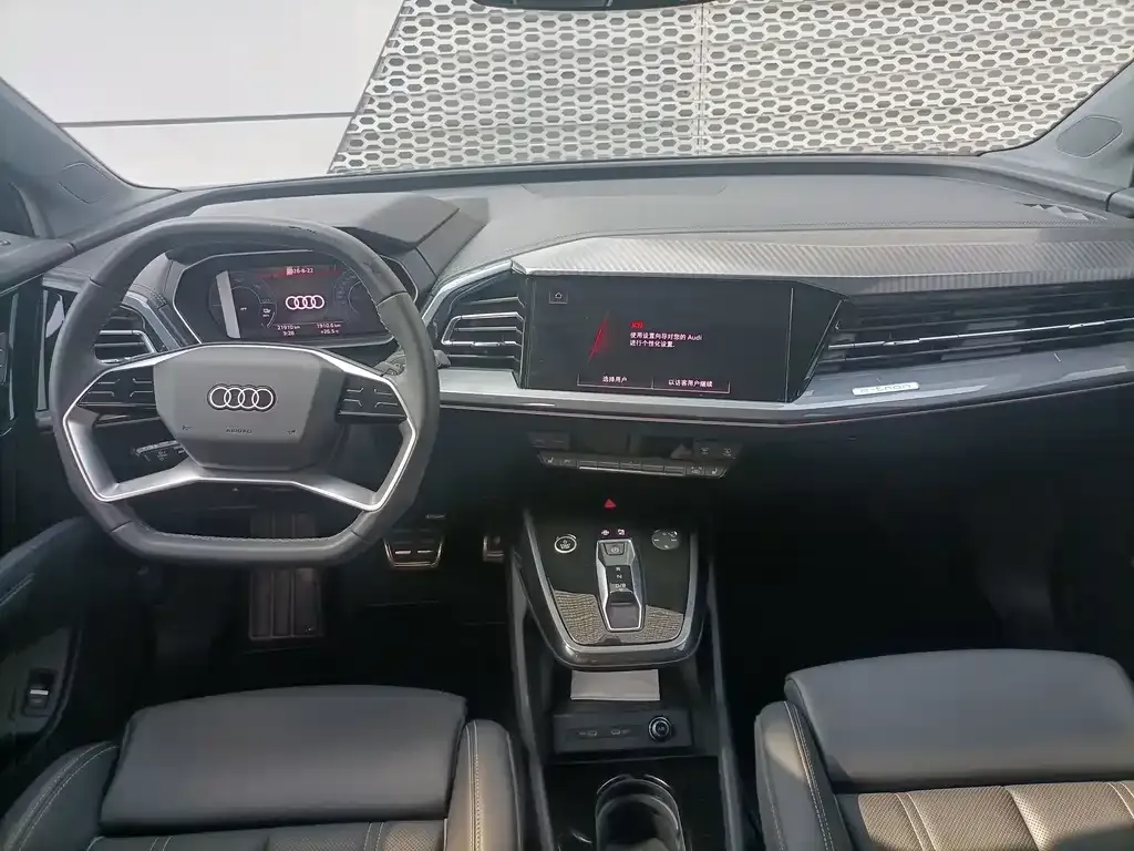 Audi Q4 e-tron — фото 2
