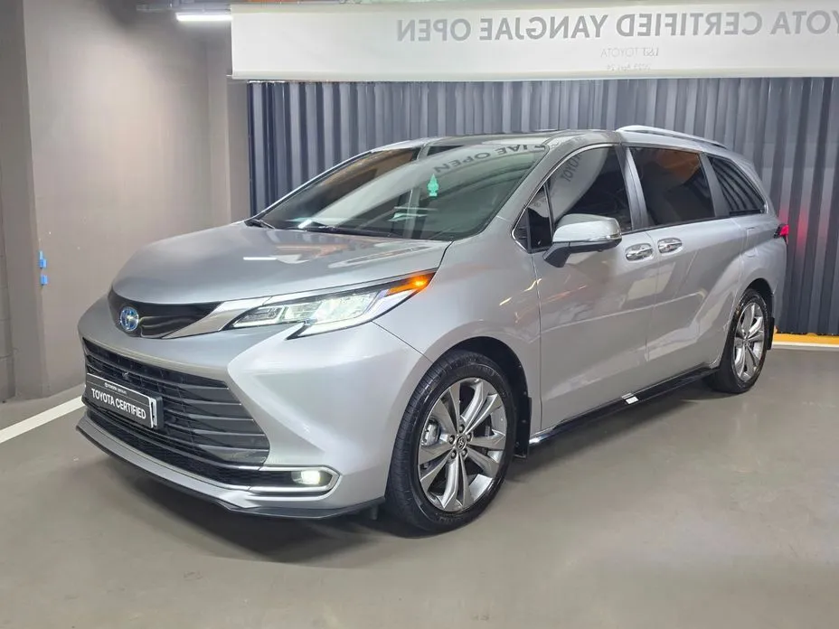 Toyota Sienna — фото 1
