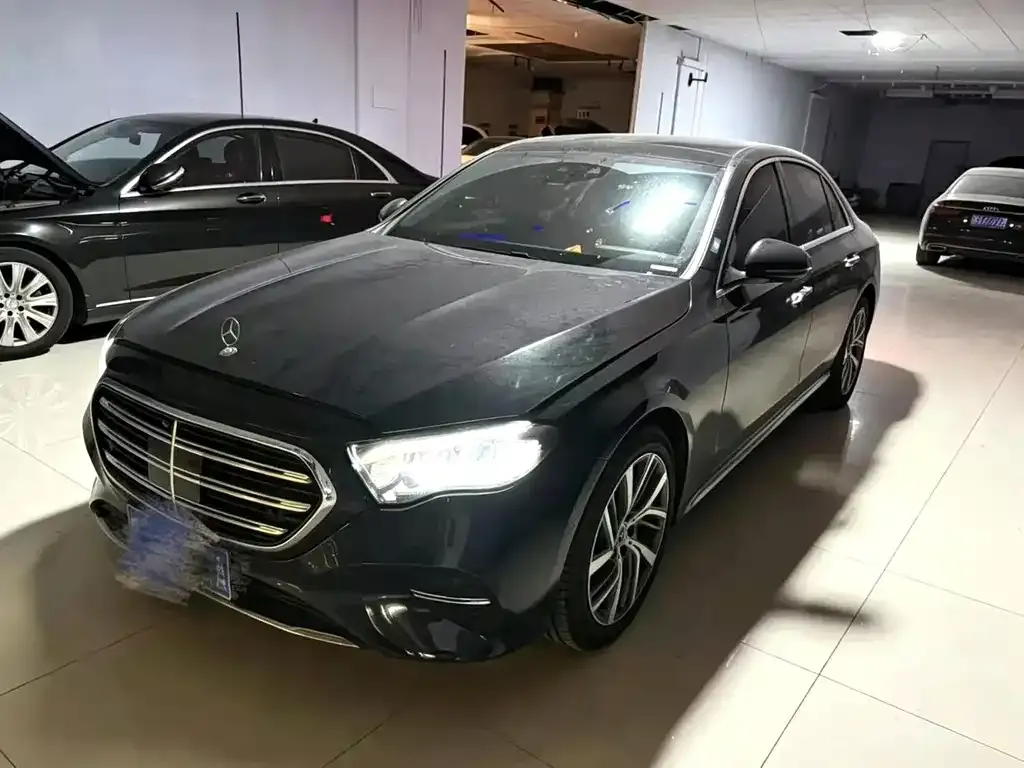 Mercedes-Benz E-Class — фото 1