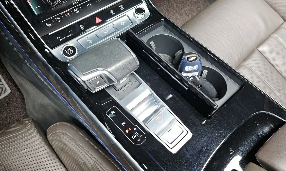 Audi A8 — фото 10