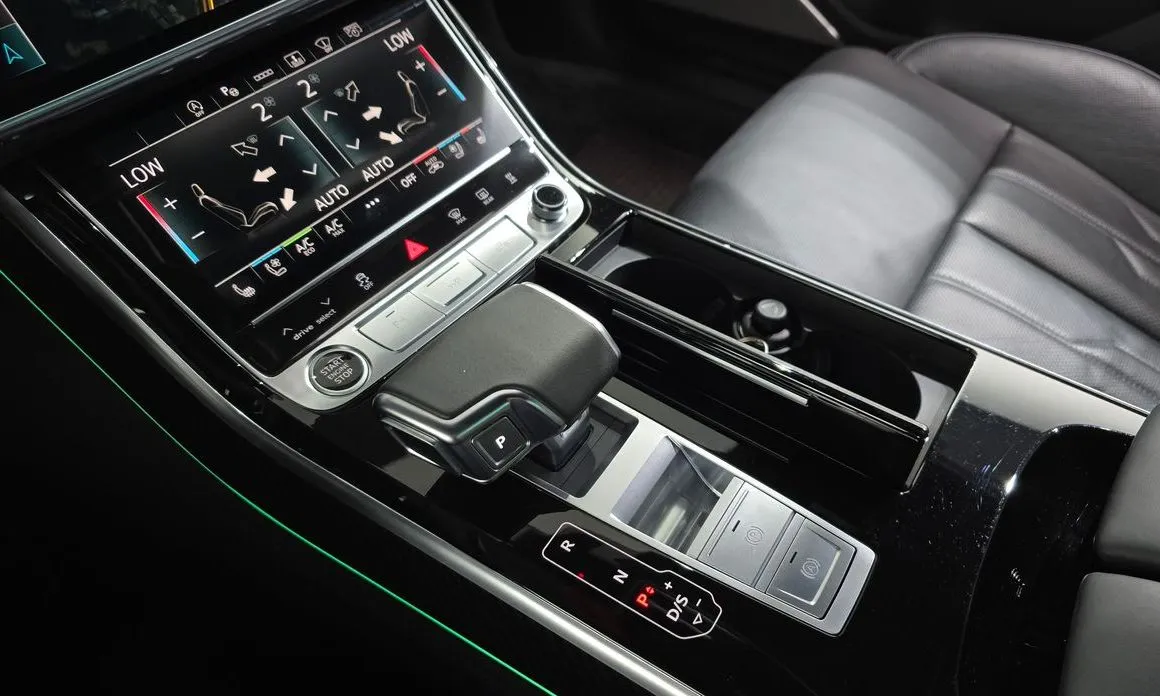 Audi A8 — фото 9