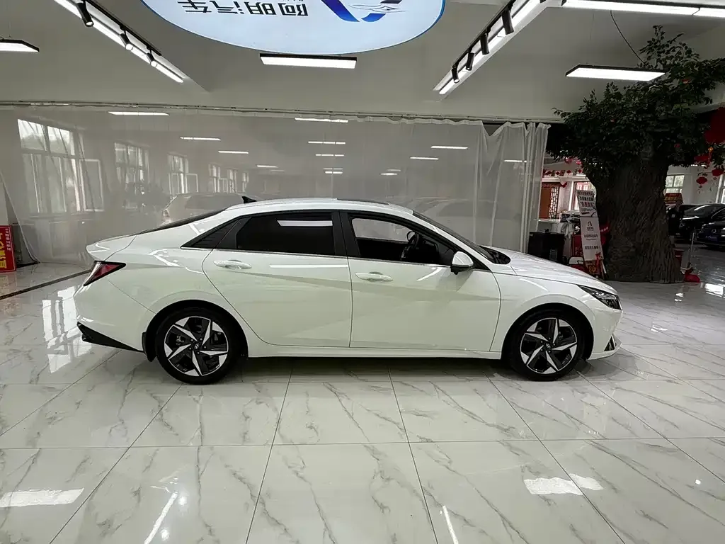 Hyundai Elantra — фото 5