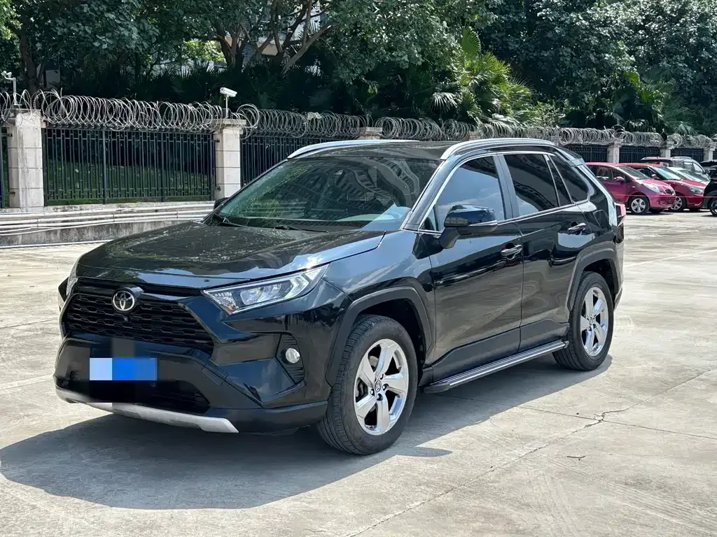Toyota RAV4 — фото 1
