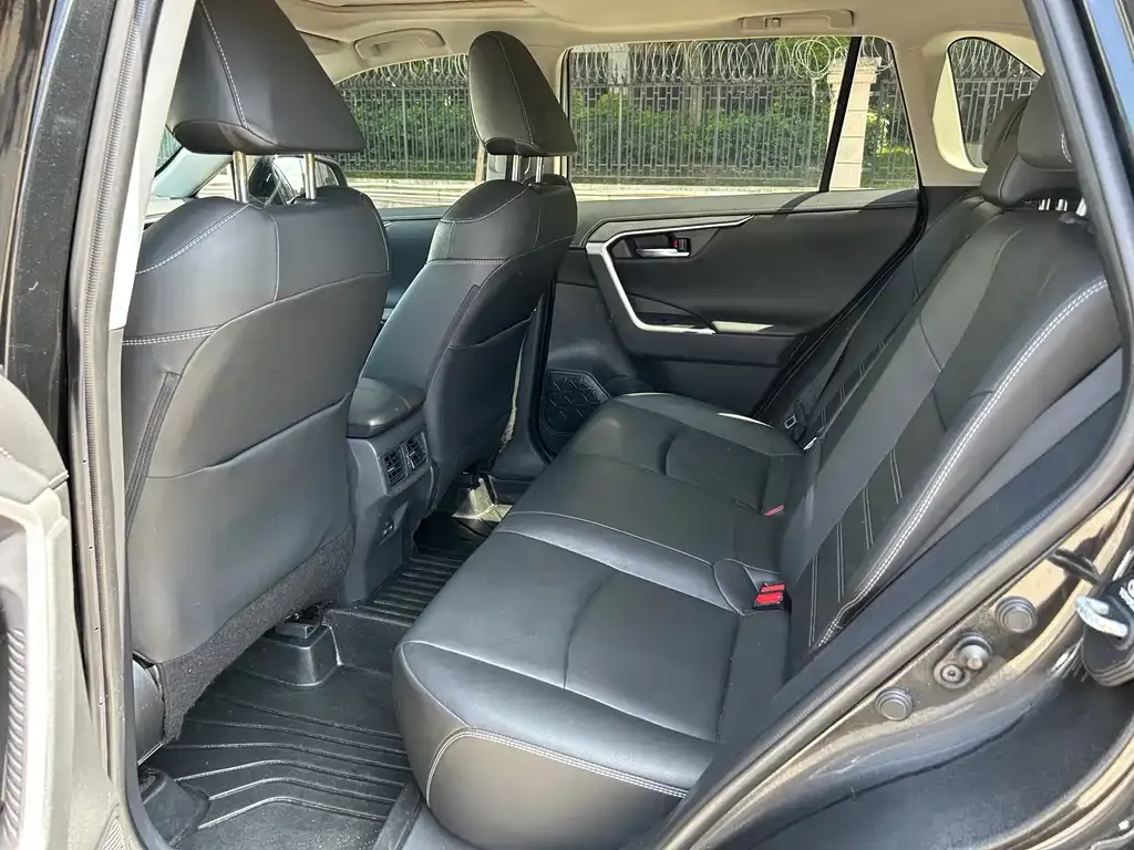 Toyota RAV4 — фото 3