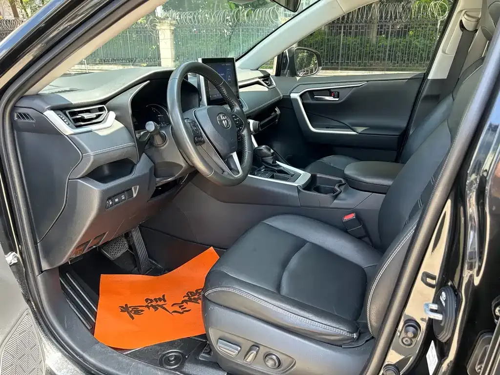 Toyota RAV4 — фото 7
