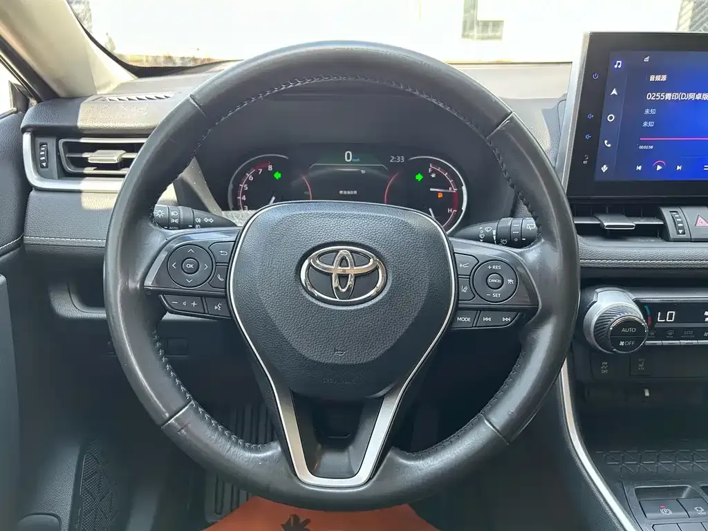 Toyota RAV4 — фото 8